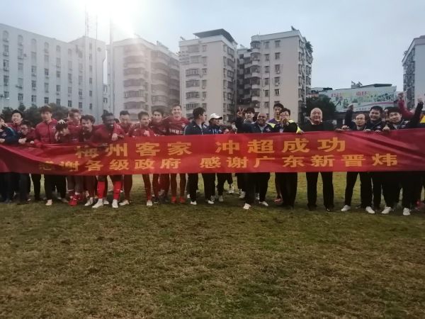 在香港建筑已被藤蔓遍布的末世场景中，古天乐驾驶高科技型战机执行任务，还与刘嘉玲就行动计划发生争执